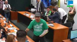 Homem com camisa do Hamas distribui panfletos em sessão na Câmara sobre crise em Gaza
