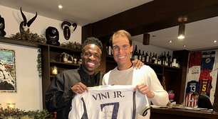 Vini Jr posta foto com lenda do tênis e presenteia com camisa do Real Madrid autografada
