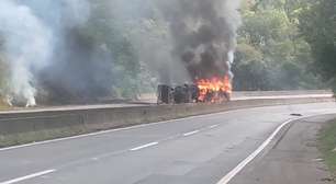 Caminhão pega fogo após tombar e interdita BR-376; motorista foi socorrido