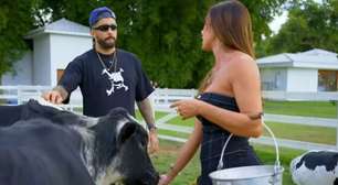 'Sua ex', diz Nicole Bahls ao apresentar, sua vaca, Anitta, a Pedro Scooby