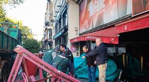 Pás do moinho do cabaré Moulin Rouge despencam no meio da rua em Paris