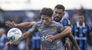 Ex-Cruzeiro é afastado de time uruguaio por flertar com namorada de companheiro de equipe