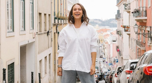Paolla Oliveira usa peças curingas e bolsa de R$ 15 mil em Lisboa