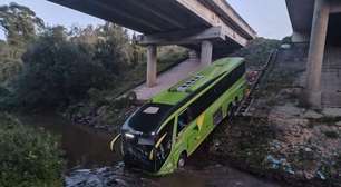 Ônibus de turismo cai em rio e quatro passageiros ficam feridos na BR-376, em Tibagi