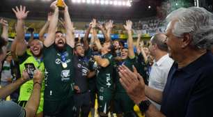 Goiás Vôlei recebe troféu das mãos do governador Ronaldo Caiado