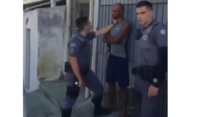 PM afasta policiais após abordagem com spray de pimenta em homem negro imobilizado