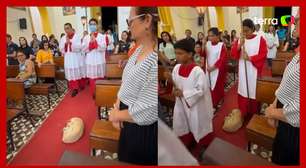 Cão dorme no meio de igreja e obriga até o padre a desviar ao entrar para missa