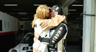Hickmann e Guedes se beijam muito durante a Porsche Cup Brasil