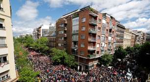 Milhares vão às ruas na Espanha em defesa de Pedro Sánchez e contra renúncia; veja imagens