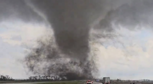 Morador registra tornado gigante em estrada dos EUA; veja vídeo