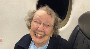 A mulher de 101 anos constantemente confundida com um bebê por companhia aérea