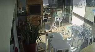 Imagens de TV mostram momento em que mãe e filho invadem casa e atiram em idosos no MT