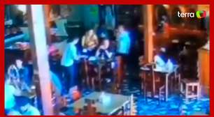 Vídeo mostra vereador chegando a restaurante instantes de ser morto por garçom no Ceará