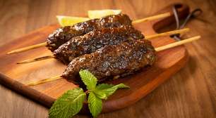 Espetinho de carne e linguiça: teste a receita deliciosa em casa
