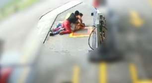 Vídeos: homem é espancado por grupo em posto de combustíveis, em Curitiba; ex é suspeita de liderar agressões