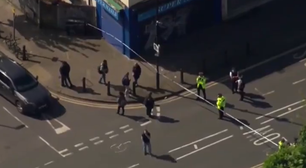 Homem ataca pessoas com espada nas ruas de Londres; um adolescente morreu