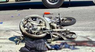 Moto explode e fogo toma conta de motociclista após bater contra traseira de caminhão em Colombo