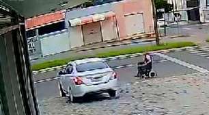Cadeirante pede ajuda para encontrar motorista que o atropelou em Araucária; câmera registrou acidente