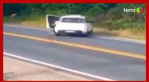 Passageiro e motorista saem de carro em movimento e veículo cai na ribanceira em SC; assista