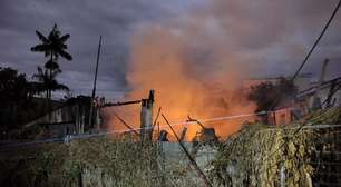 Casa de madeira é totalmente destruída por incêndio no Prado Velho; moradores saíram 5 minutos antes
