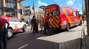 Mulher é levada ao hospital em estado grave após cair e bater a cabeça contra carro no Centro de Curitiba