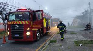 Incêndio em oficina de motos mobiliza bombeiros até o Parolin; vídeo mostra combate ao fogo