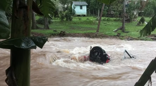 Homem morre após carro ser engolido pela água devido às fortes chuvas em SC
