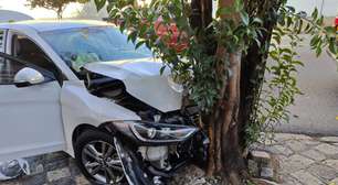Carro bate contra árvore no Rebouças e proprietário diz que veículo era dirigido por garota de programa: "Ela ainda levou documentos e o celular dele"