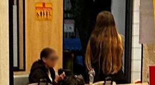Vídeo: Jovem Gaúcha que mora no McDonald's com a mãe revela detalhes da rotina