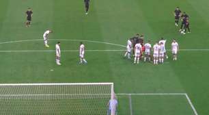 Romero cobra falta e estádio inteiro comemora gol; vídeo