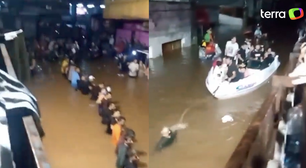 Moradores fazem 'corrente humana' para resgatar pessoas ilhadas no RS; veja vídeo