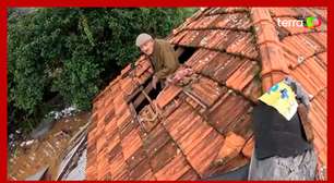 Idoso sorri ao ser resgatado do telhado de casa no Rio Grande do Sul