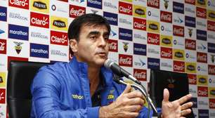 Exclusivo: ex-treinador do Equador é oferecido para o Vasco e nome está na mesa do Pedro Martins