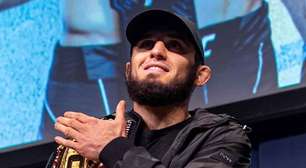 Soco do futuro! Islam Makhachev testa novas luvas do UFC e dá golpe em empresário; veja