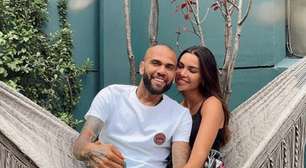 Esposa se declara a Daniel Alves nas redes sociais: 'Feliz volta do Sol. Te amo'