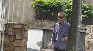 Apresentador é flagrado na rua após sofrer agressão e lamenta estar "muito só"