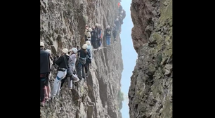Turistas enfrentam 'congestionamento' e ficam presos em montanha na China; veja vídeo