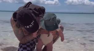 Travis Barker compartilha momento fofo na praia com o filho
