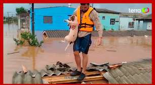 Homem quebra telhado de casa para resgatar cachorro ilhado em enchente no RS