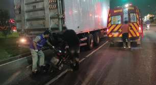 Motociclista bate contra traseira de caminhão e fica ferido em trecho da Linha Verde, no Pinheirinho