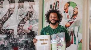 Jogadores do Fluminense posam com livro do título da Libertadores 2023
