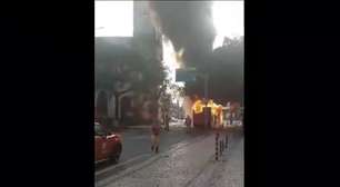 Ônibus pega fogo no Centro do Rio após explosão de pneu