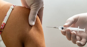 Reforço da vacina contra Covid-19 reduz chances de infecção sintomática