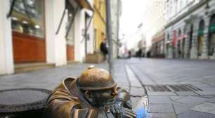 Conheça as curiosas estátuas da Bratislava, capital da Eslováquia