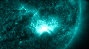 Mancha solar 15 vezes maior que a Terra libera explosão forte