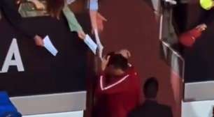 Djokovic é atingido por garrafa na cabeça ao dar autógrafos em Roma