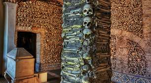 Qual é a história da capela portuguesa toda revestida por ossos e crânios de monges