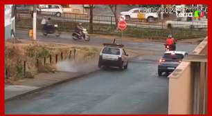 Motorista avança sinal, bate em duas motos e lança homem a 15 metros em MG