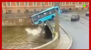 Ônibus desgovernado cai em rio e deixa ao menos três mortos na Rússia