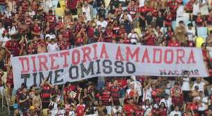 Torcida do Flamengo protesta antes do jogo contra o Corinthians